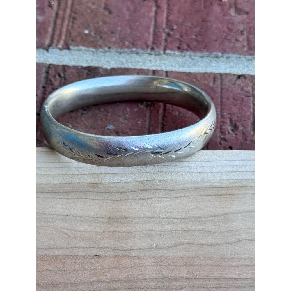 Sterling Silver Hinged Bracelet Engraved Leaf Pattern 7 1/4 Inches Vintage
